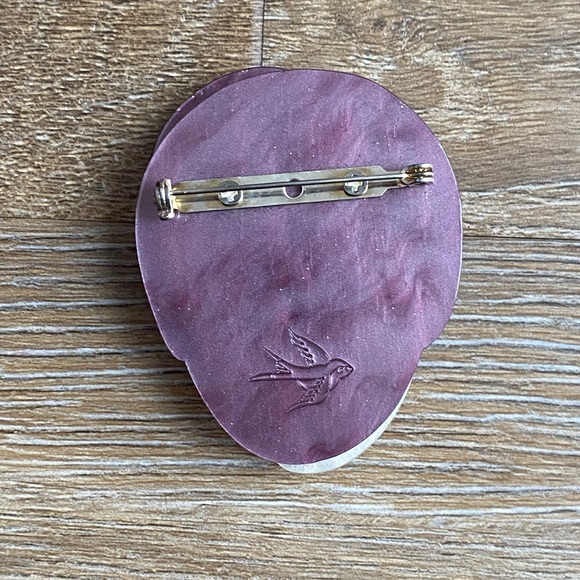 Vogue Visage Brooch - Picture 3 of 3